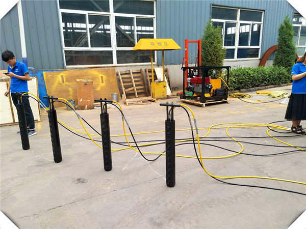 挖隧洞岩石太硬挖掘机打不动怎么办劈石机