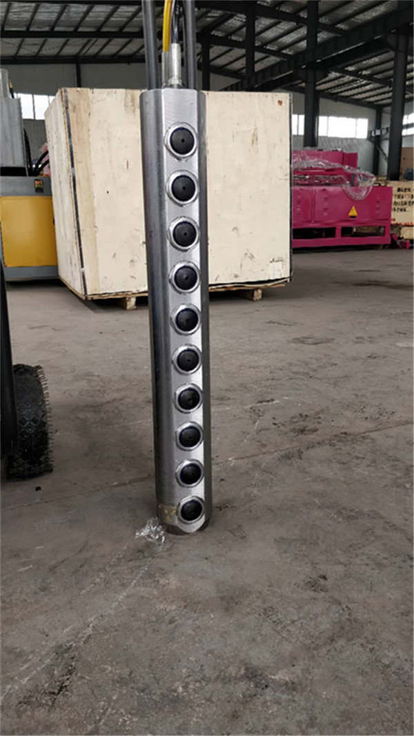 石灰岩矿山石头太硬鹰嘴钩机产量低用什么机器撑裂机