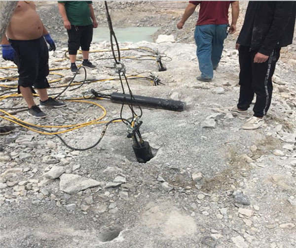 挖隧洞石头太硬鹰嘴钩机打不动用什么机器静爆机