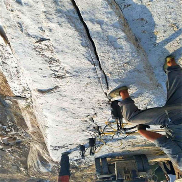 石灰岩矿山石头太硬鹰嘴钩机产量低用什么机器撑裂机