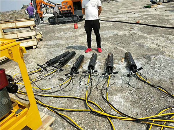 挖隧洞岩石太硬挖掘机打不动怎么办劈石机