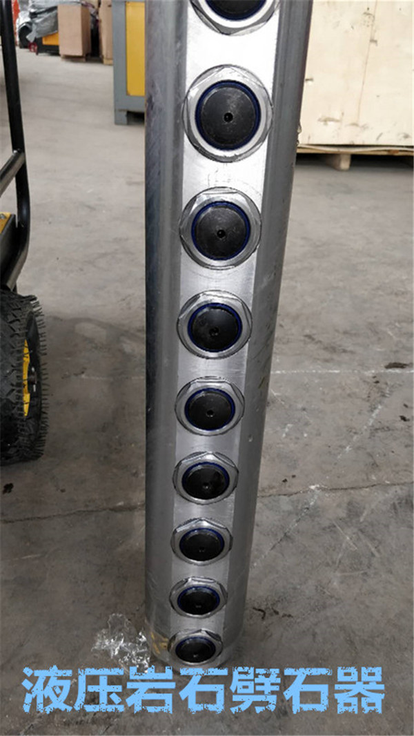 青石矿山岩石太硬挖掘机打不动怎么办分石机