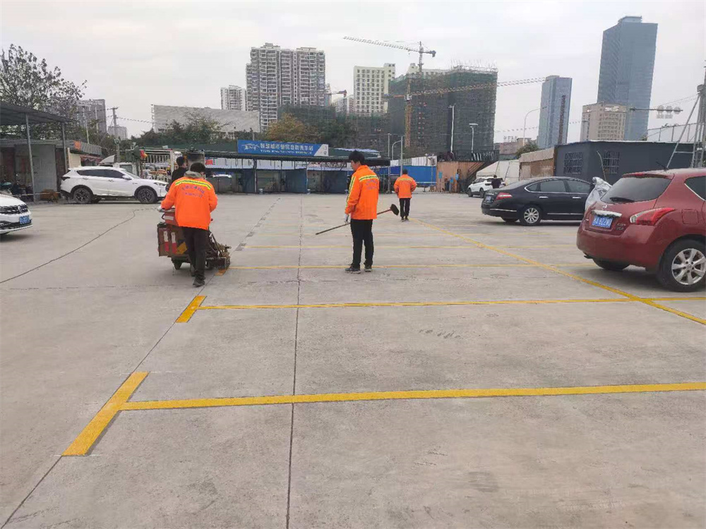 广西南宁武鸣停车场地标线队伍