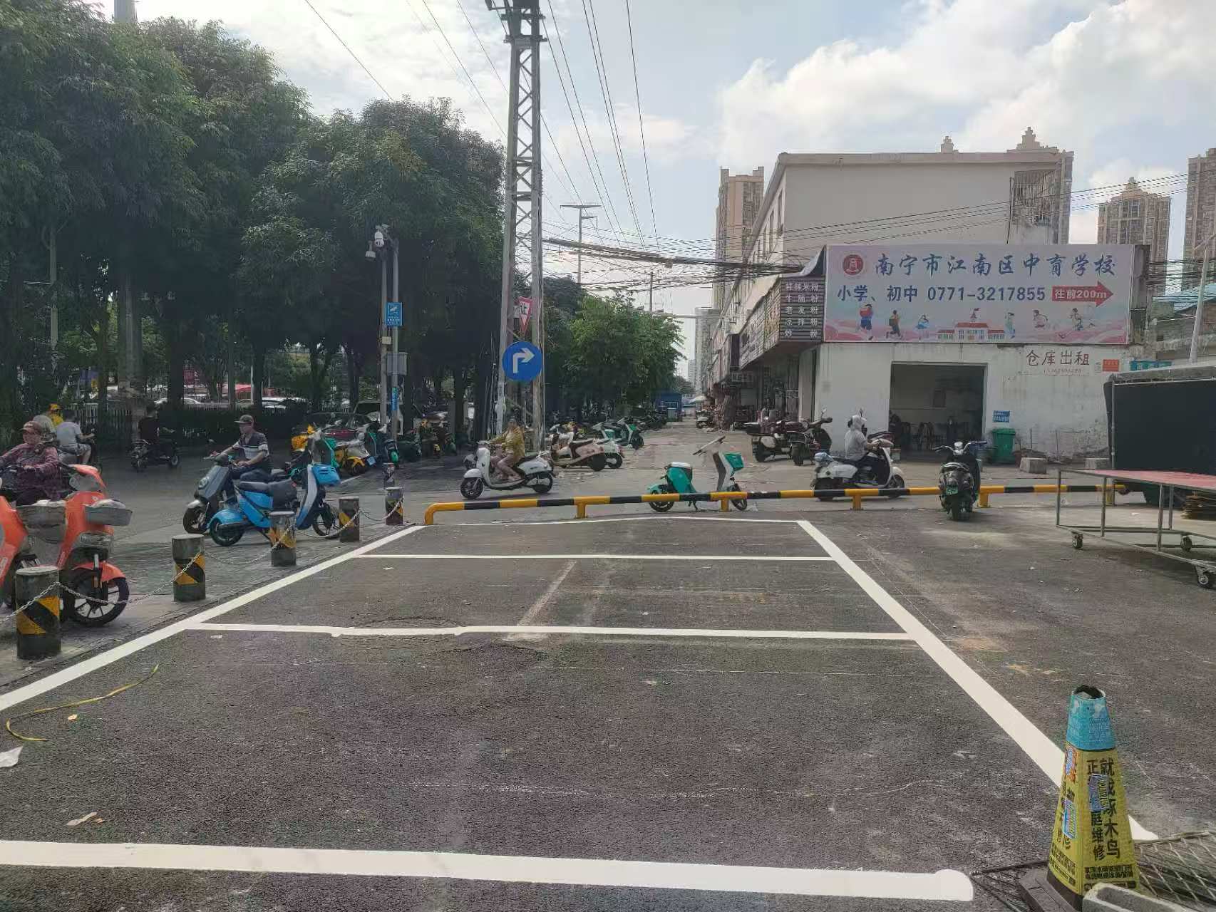 广西南宁武鸣停车场地标线队伍